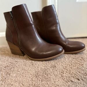 Korks Rich Brown Block Heel Ankle Boots